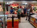 Kunjungan Para Pengunjung yang Melimpah ke Transmart untuk Membeli Daging Ayam Murah