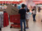 Pengunjung Transmart Mencuri Perhatian dengan Troli Penuh Barang Elektronik