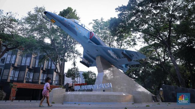 Pemandangan Pesawat Tempur A4 Skyhawk Berada di Taman Kota