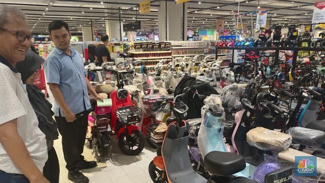 Pelanggan Membeli Sepeda Listrik di Transmart dengan Harga Murah