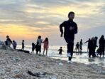 Warga Palestina Bermain di Pantai Selama Gencatan Senjata