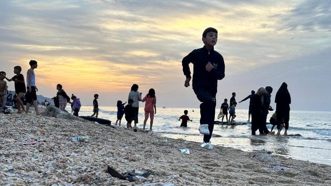 Warga Palestina Bermain di Pantai Selama Gencatan Senjata