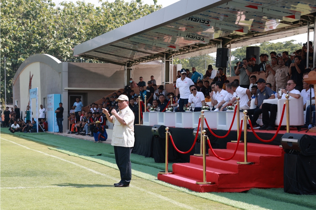 Prabowo Menikmati Panasnya Matahari Bersama Pemain Garuda Tim Nasional Sepak Bola Indonesia