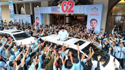 Prabowo Disambut Antusias Ribuan Relawan Saat Tiba di Deklarasi Gerakan Muslim di Bandung