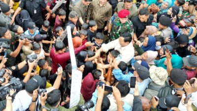 Prabowo Bahagia Bermain Air Bersama Anak-Anak Saat Meresmikan 9 Titik Air di Sukabumi