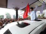 Parade Perkusi dan Tarian Menyambut Kedatangan Prabowo di Bandung