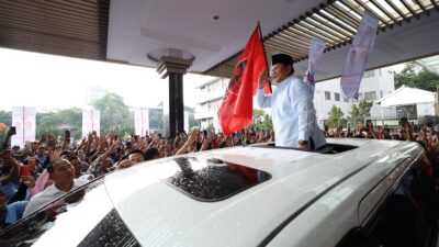 Parade Perkusi dan Tarian Menyambut Kedatangan Prabowo di Bandung