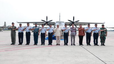 Prabowo Mengantarkan 5 Pesawat NC-212i Buatan Indonesia kepada TNI AU