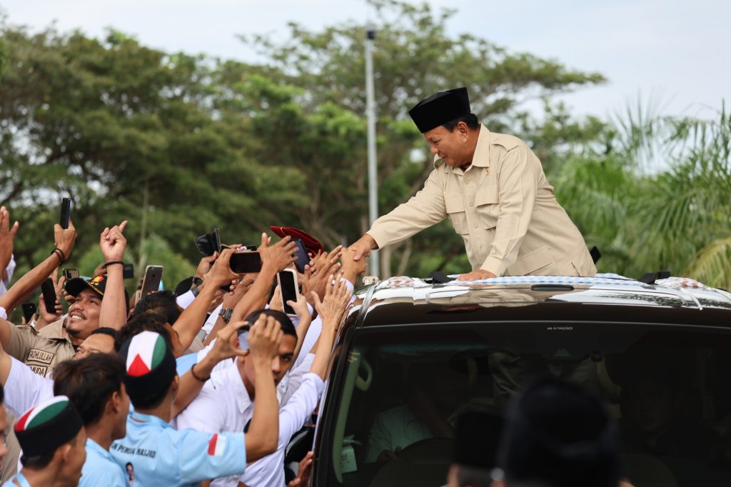 Prabowo Bertemu dan Ngopi dengan Warga dan Relawan di Kedai Kopi Aceh: Sensasional!