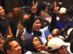 Prabowo Touched by the Enthusiasm of the Mother Volunteers in Bandung, Holding Their Hand Tight

Prabowo Terharu dengan Antusiasme Emak-Emak Relawan di Bandung, Menggenggam Erat Tangannya