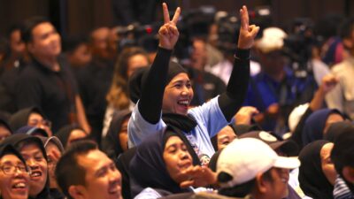 Prabowo Touched by the Enthusiasm of the Mother Volunteers in Bandung, Holding Their Hand Tight

Prabowo Terharu dengan Antusiasme Emak-Emak Relawan di Bandung, Menggenggam Erat Tangannya