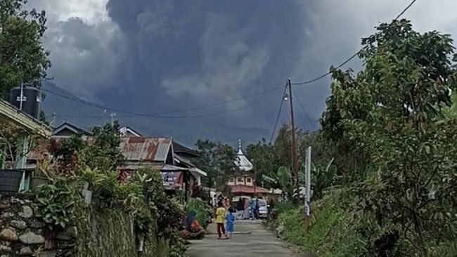 Gunung Marapi Sumbar Erupsi, Kendaraan Terendam Abu