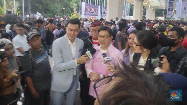 Pendukung Ceria Ganjar-Mahfud Berpartisipasi dalam Debat dengan Mengenakan Baju Pink