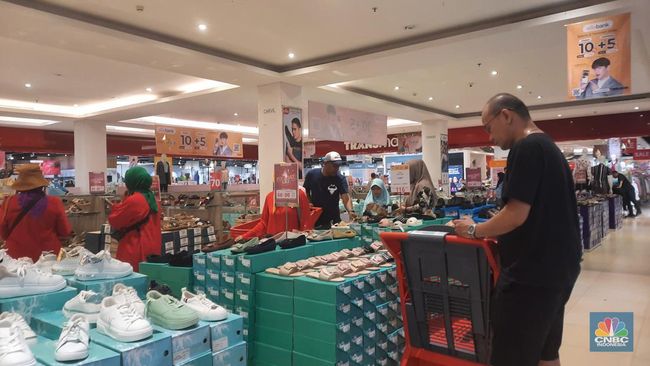 Pengunjung Berdatangan ke Transmart Saat Ada Diskon Sepatu, Waspada Kehabisan!