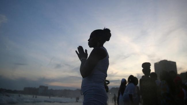 Warga Brazil Menggelar Ritual untuk Dewi Laut Menjelang Tahun Baru