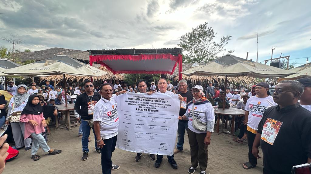 Relawan Binaan Toto Hutagalung di Pangandaran Bubuhkan Tandatangan Dukung Prabowo Subianto dan Iwan Bule
