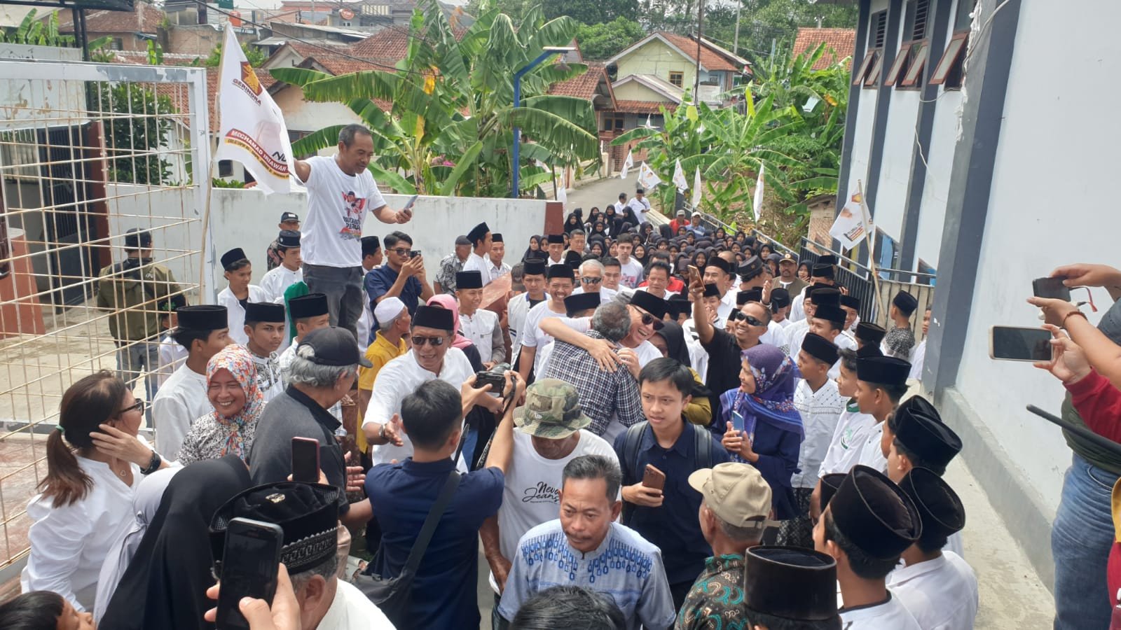 Iwan Bule Disambut Ratusan Warga saat Pulang Kampung