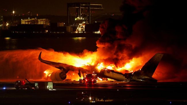 Tabrakan Pesawat Japan Airlines Menewaskan 5 Orang dan Terbakar
