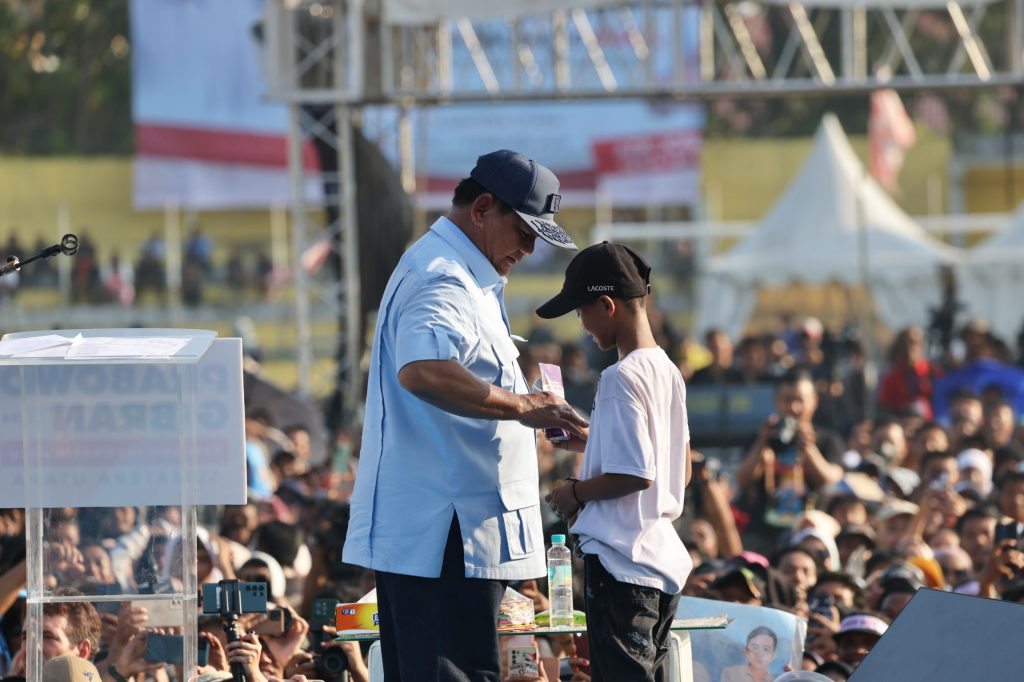 Momen Prabowo diberi Cemilan Kacang Oven oleh Anak Warga Saat Orasi di Medan