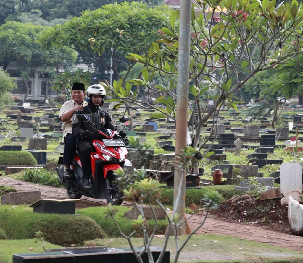 Gunakan Motor, Prabowo Subianto Ziarah ke Makam Sang Ayah Usai Pemilu dan Disambut Ratusan Warga