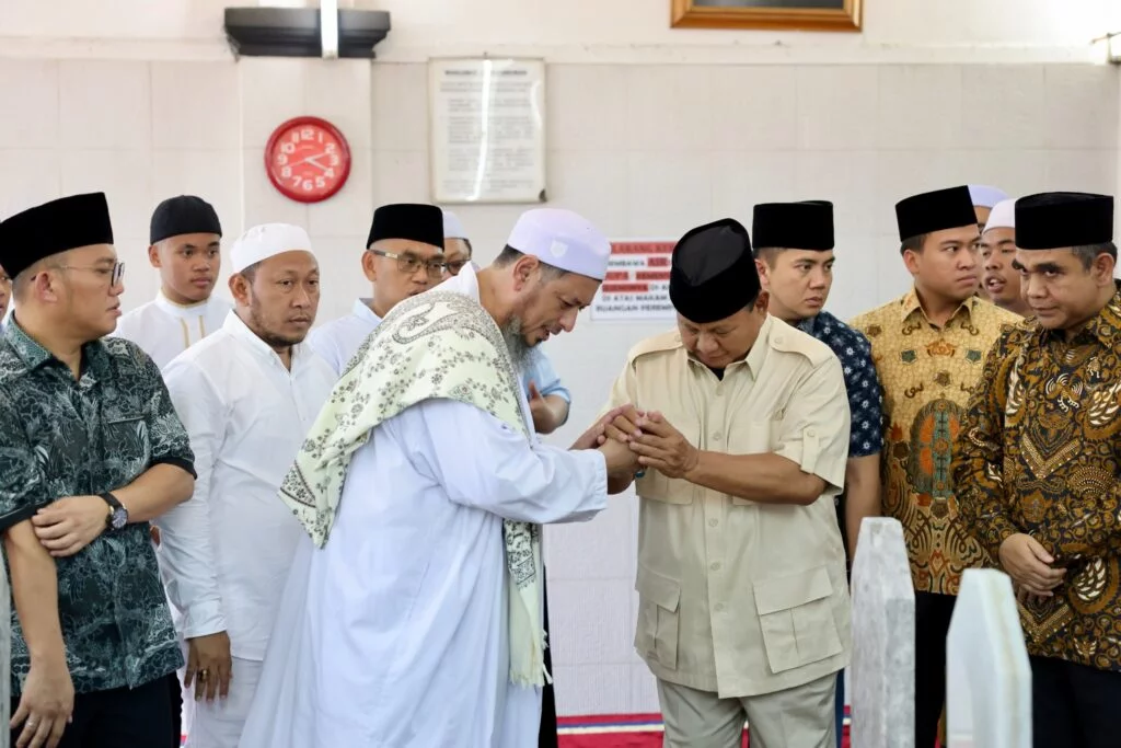 Prabowo Subianto Ziarah ke Habib Ali Kwitang dan Minta Doa: Agar Pekerjaan Kita Baik ke Depan