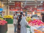 Kunjungan ramai di Transmart Full Day Sale oleh pengunjung yang membeli buah dan sayuran.