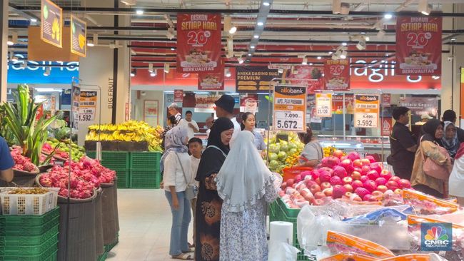 Kunjungan ramai di Transmart Full Day Sale oleh pengunjung yang membeli buah dan sayuran.