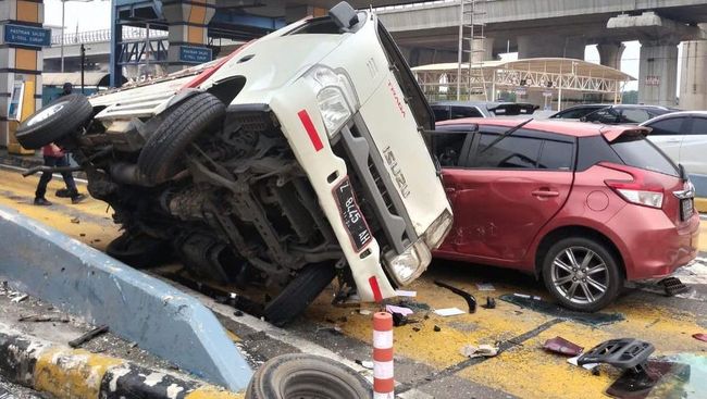 Investigasi KNKT Terlibat dalam Kecelakaan Beruntun di Gerbang Tol Halim