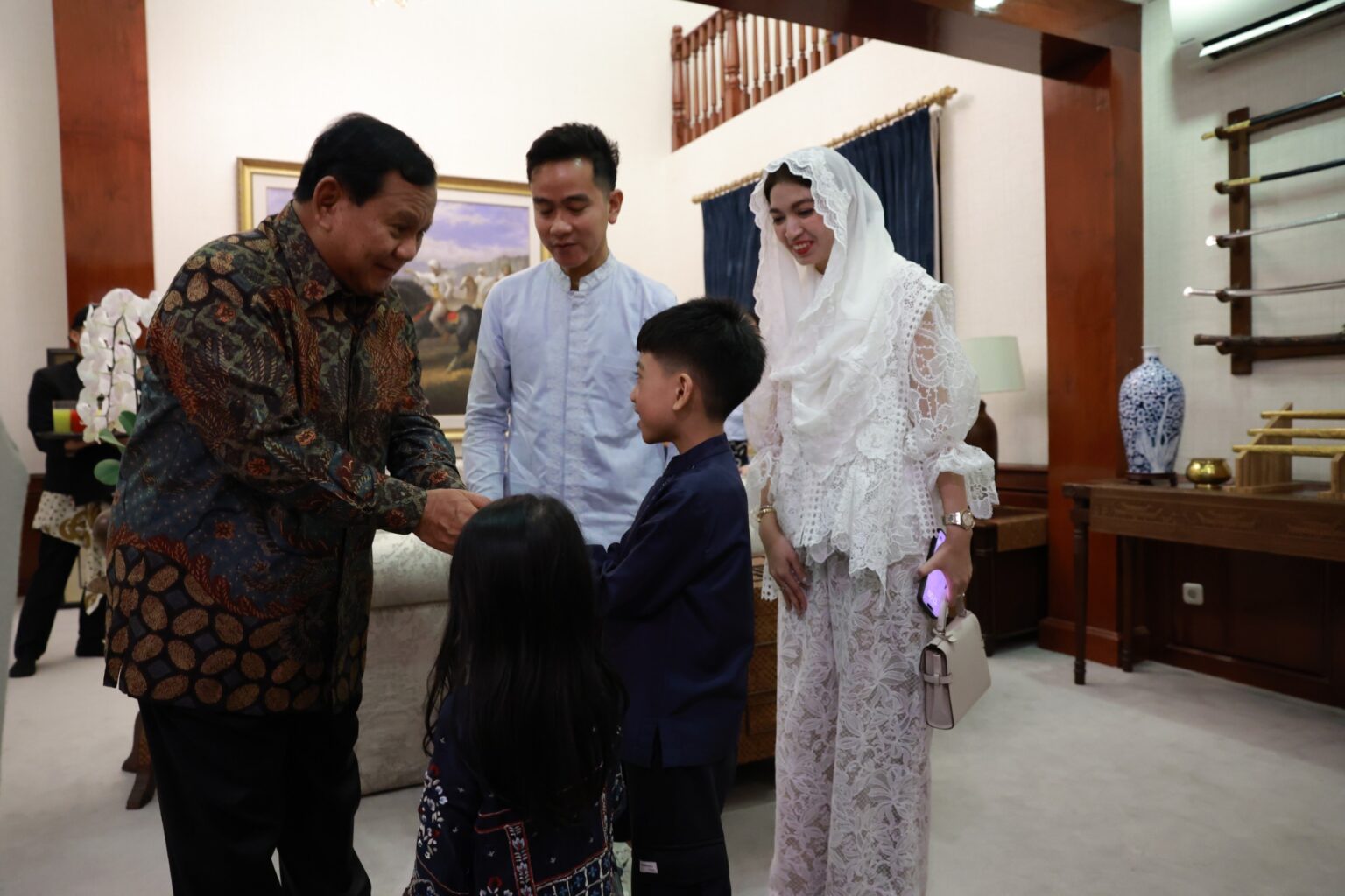 A Joyful Moment Full of Laughter with Prabowo Subianto and Gibran during the Family Gathering