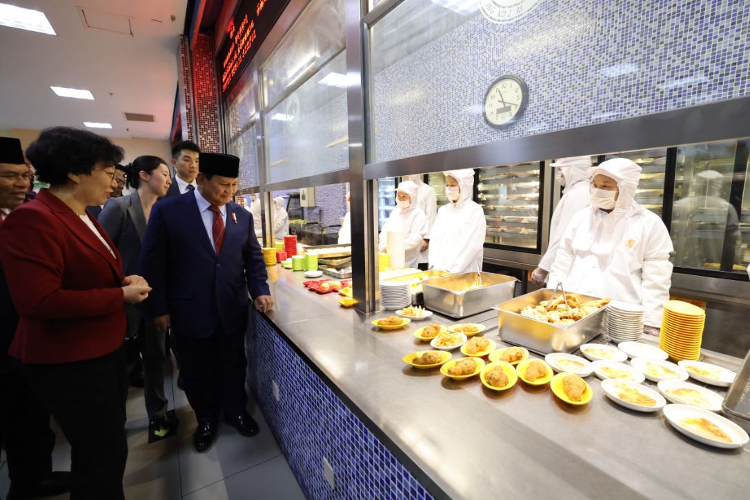 Usai Temui PM dan Menhan China, Prabowo Subianto Tinjau Program Makan Siang di Sekolah Beijing