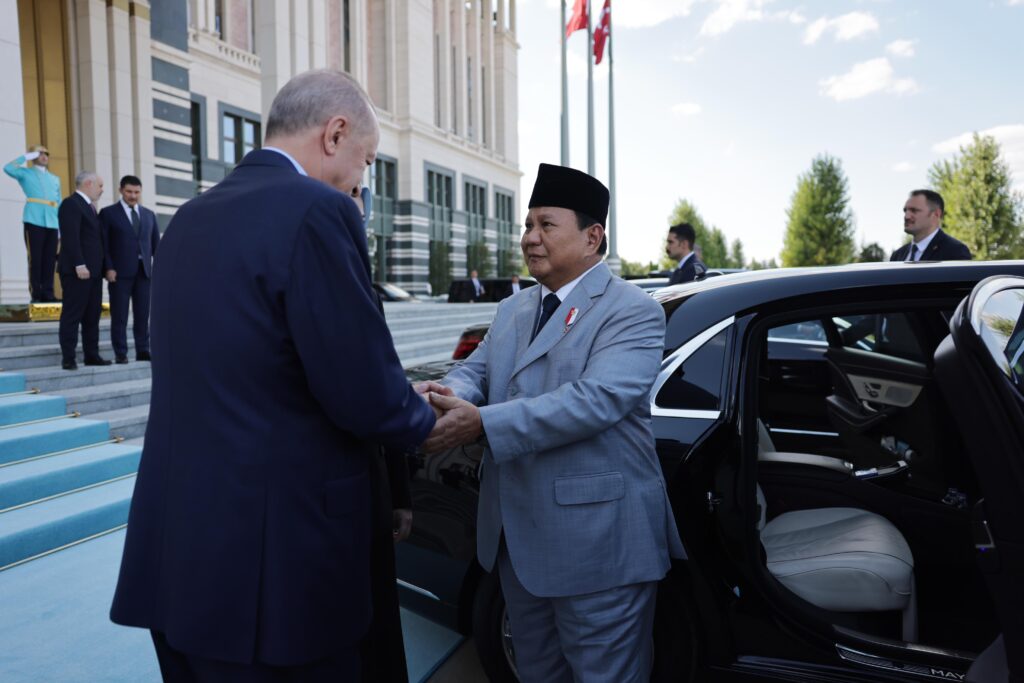 After Meeting in Turkey, Prabowo Subianto Personally Escorted to Car by Erdoğan