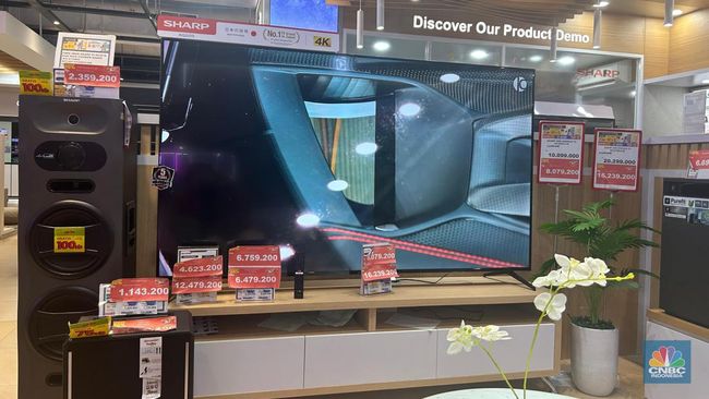 Pengunjung Senang Berbelanja TV LED di Transmart Dengan Diskon Besar Rp 5 Juta