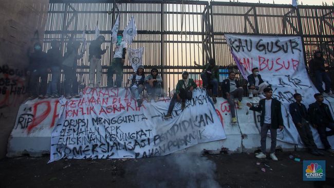 Mahasiswa Menggelar Aksi Demo di Depan Gedung DPR, Bakar Ban dan Corat-Coret Pagar