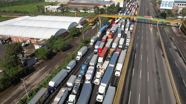 Kemacetan Parah Selama 40 Jam, Kendaraan Truk dan Bus Tak Bergerak karena Demonstrasi di Jalan Tol