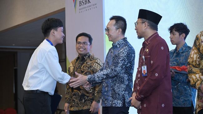 Pertamina Menggelar Pembukaan Bendera di Bawah Laut dan Memberikan Beasiswa