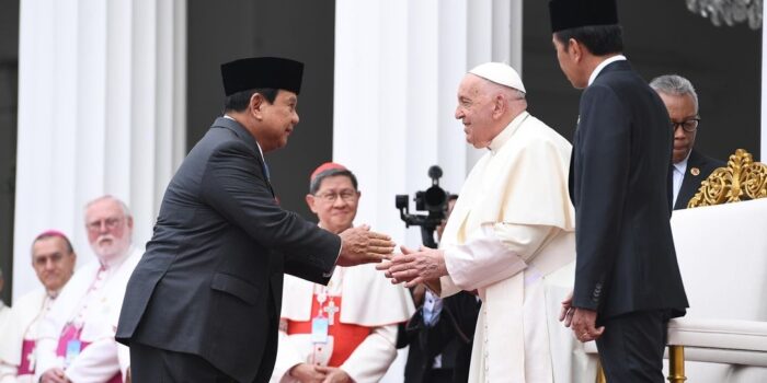 Prabowo Subianto Unggah Momen Bersalaman dengan Paus Fransiskus: Indonesia Dianugerahi Keberagamaan dan Harmoni