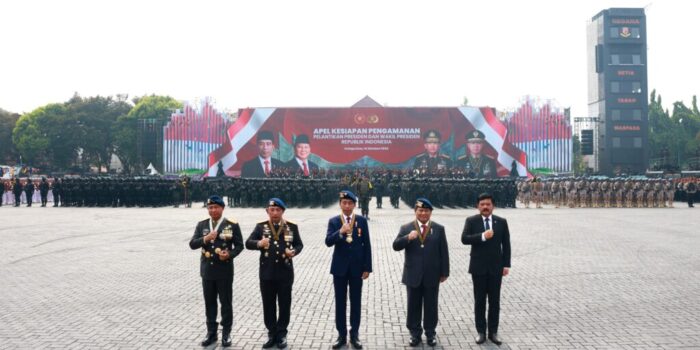 Jokowi and Prabowo Subianto Ride Together in Pindad Jeep to Inspect Troops at Presidential Inauguration Security Ceremony